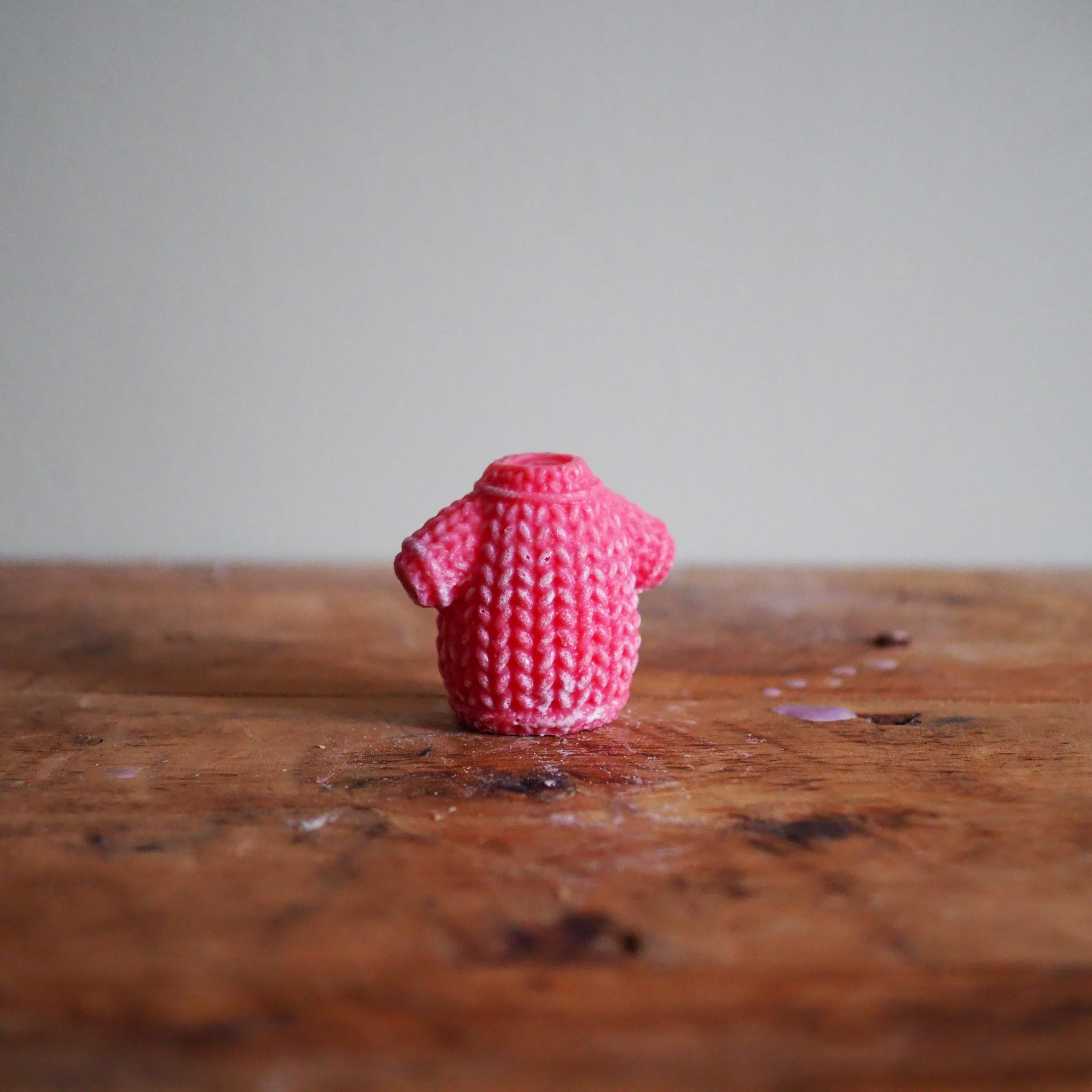 Hand-poured soy wax melt with rich festive notes of clove, orange, and cinnamon, inspired by cosy Irish Christmas evenings.