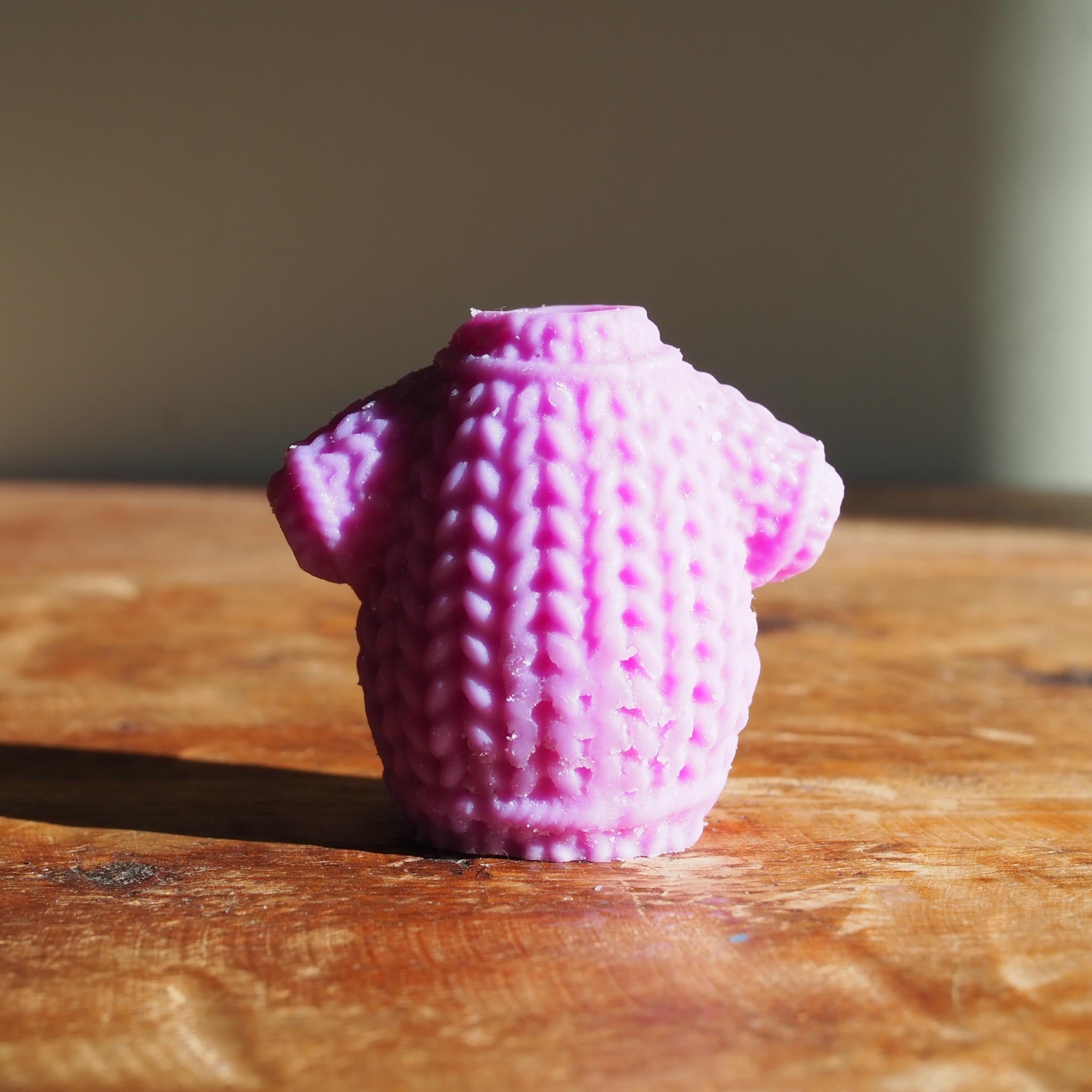 Hand-poured Irish wax melt inspired by the wild beauty of Donegal, blending soft moss, heather, and earthy warmth for a cosy fireside scent.