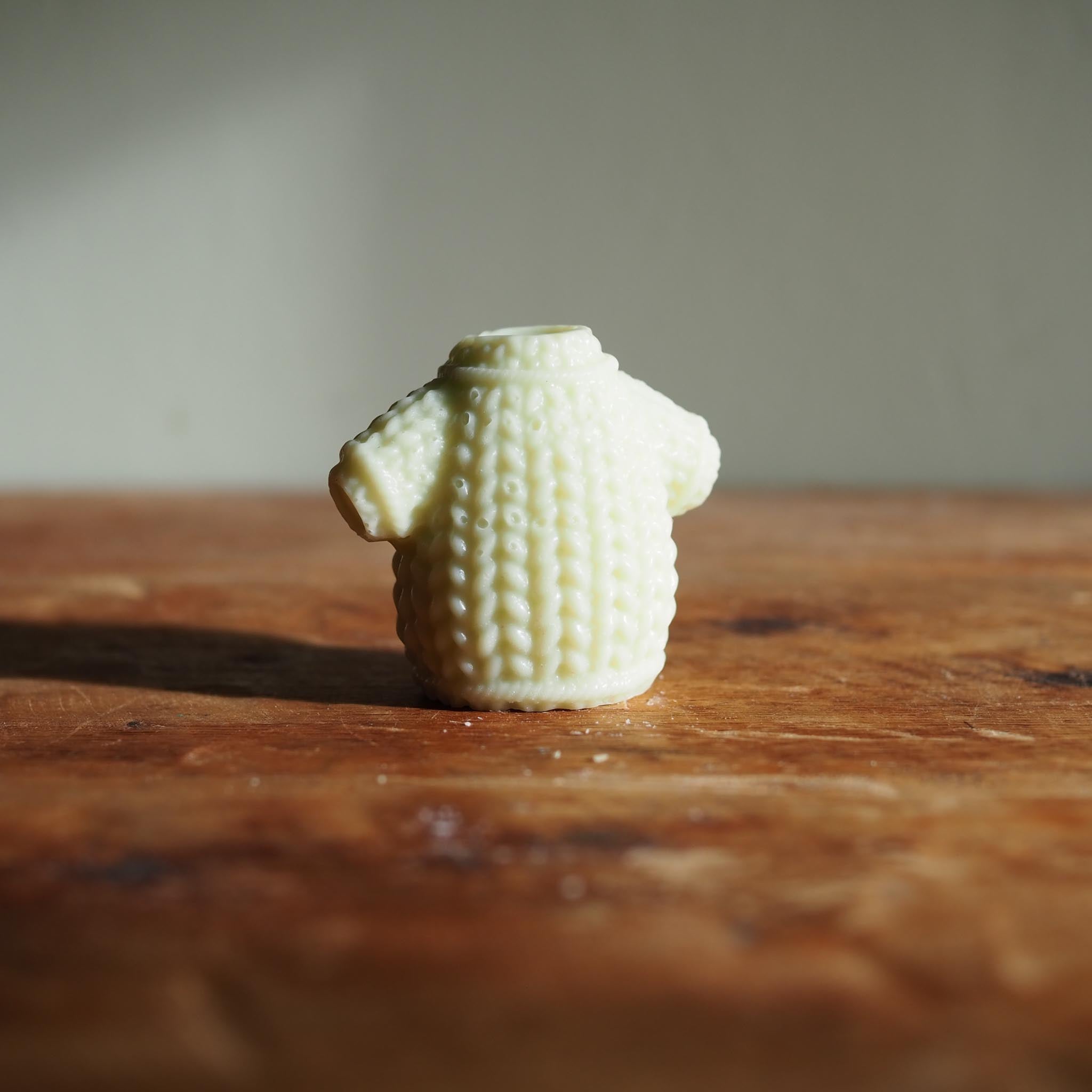 Hand-poured soy wax melt with fresh eucalyptus and mint notes, bringing a calm, refreshing scent to winter days.