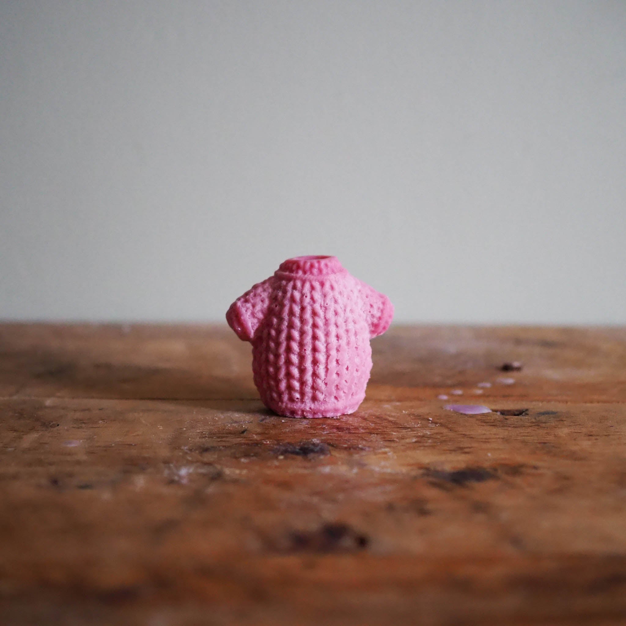 Hand-poured Irish wax melt inspired by the wild orchids of the Burren, blending delicate floral notes with fresh limestone air.