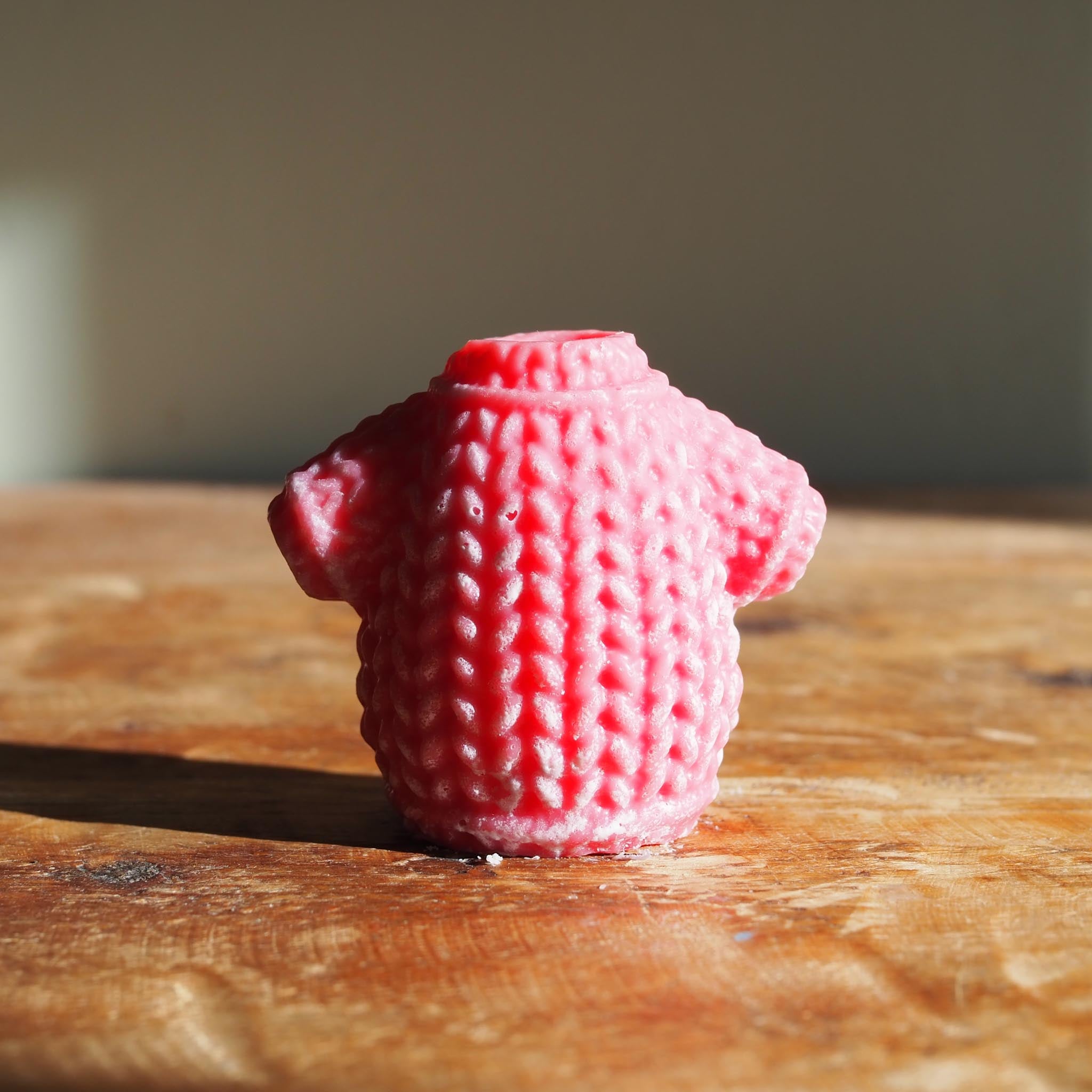 Eco-friendly Irish wax melt blending comforting Christmas spices and sweet citrus for a cosy holiday home fragrance.