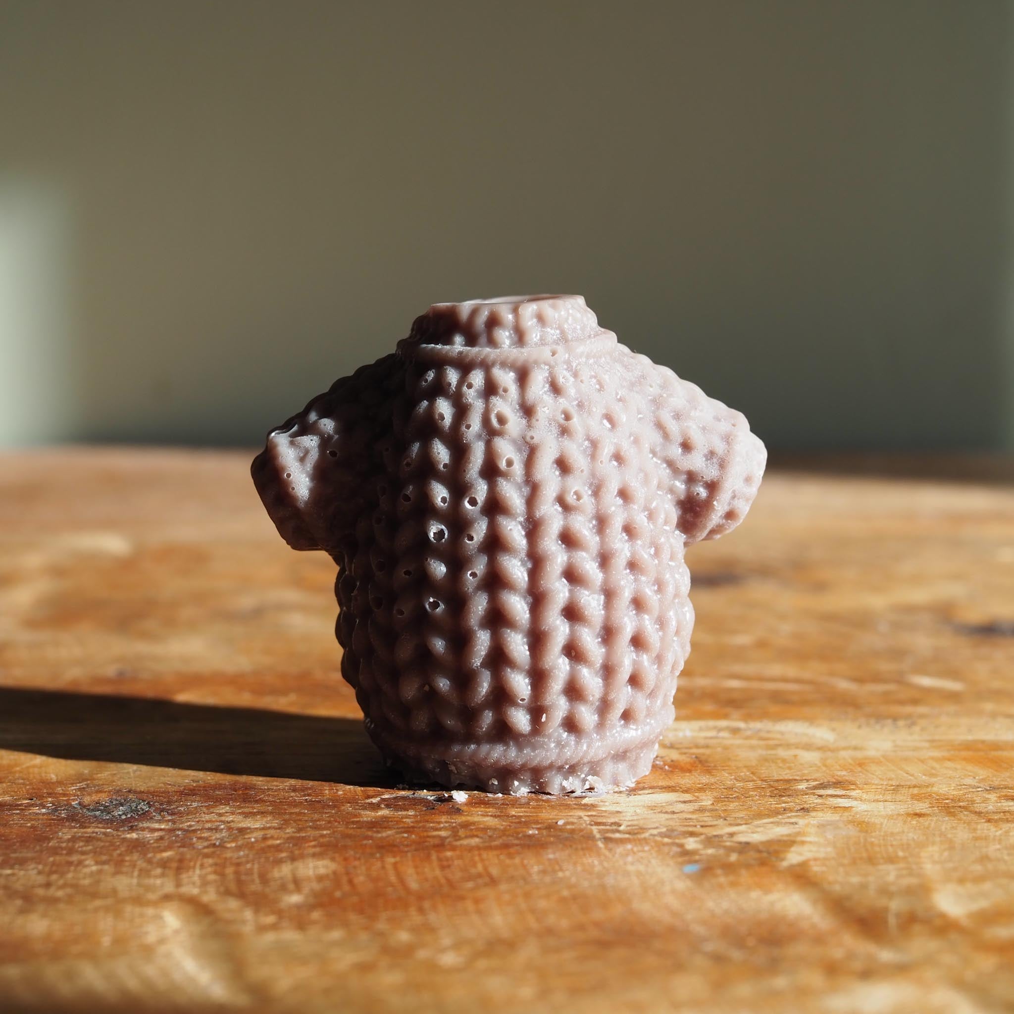 Eco-friendly Irish wax melt blending hazelnut, vanilla, and spice for a comforting Christmas home fragrance.