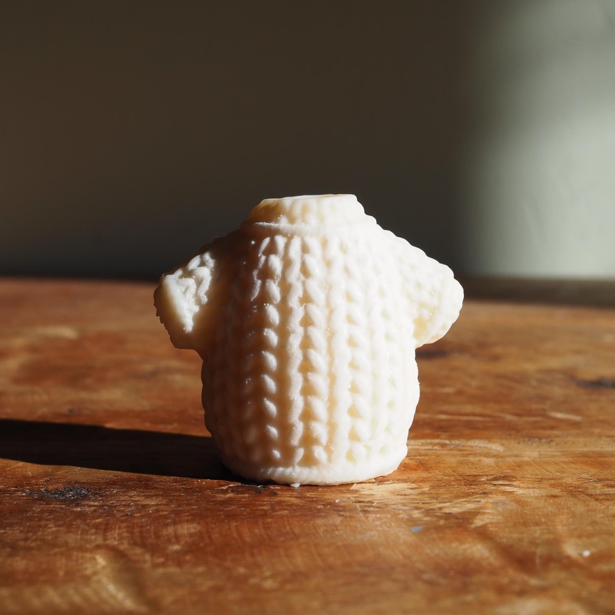 A Real Turf Fire wax melt hand-poured in Ireland, capturing the unmistakable scent of burning turf, smoky peat, and warm Irish hearths — the true fragrance of home.