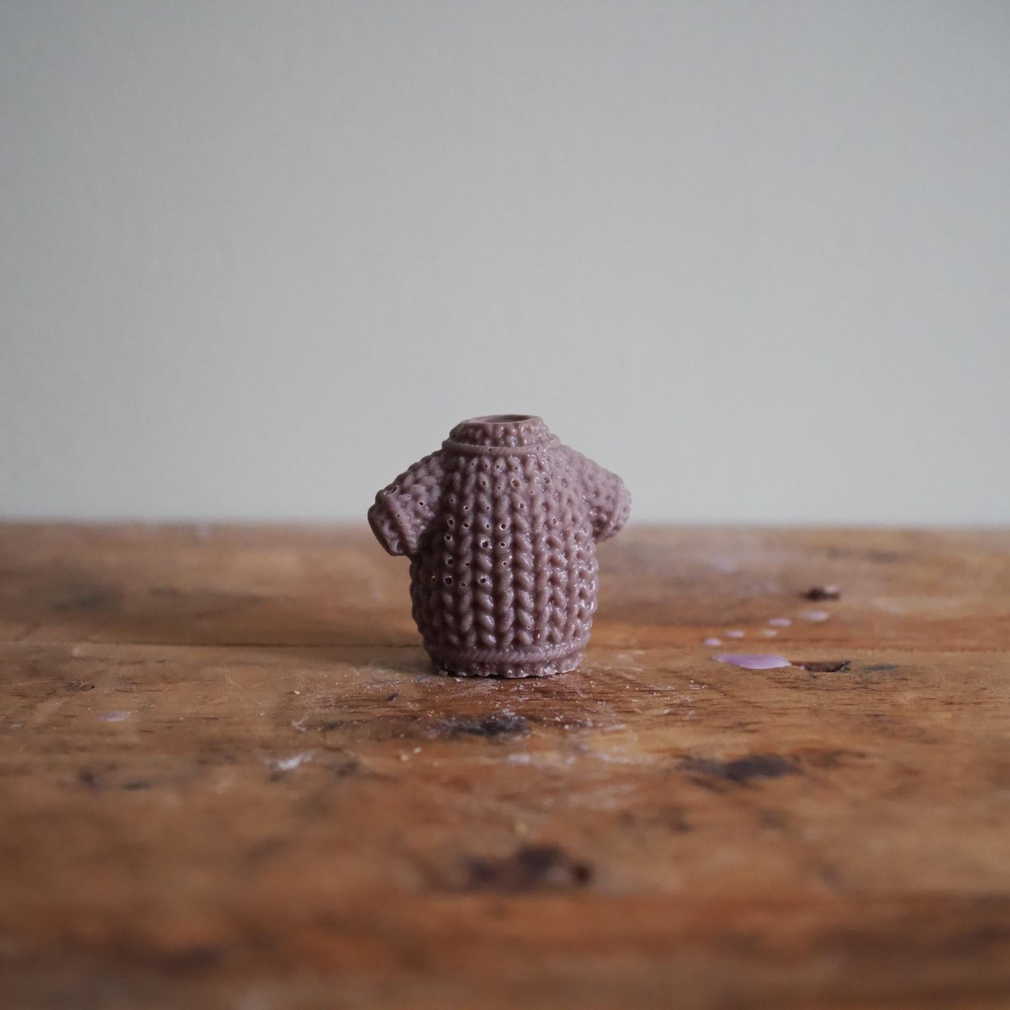 Hand-poured soy wax melt with the comforting scent of roasted hazelnuts and Christmas spices, inspired by cosy winter evenings in Ireland.