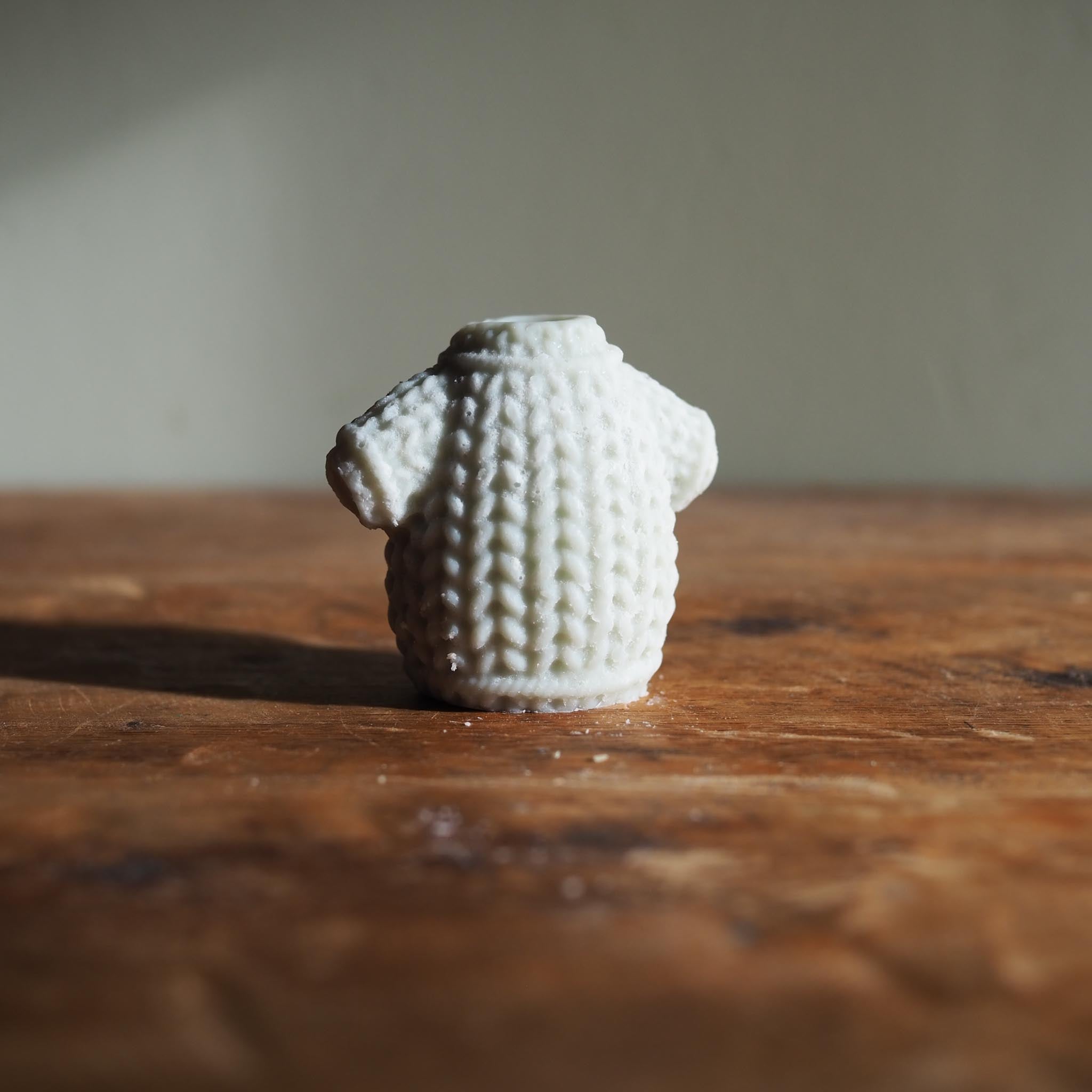 Hand-poured Irish wax melt inspired by Mourne Mountain Heather, blending wild heather, soft moss, and fresh mountain air.