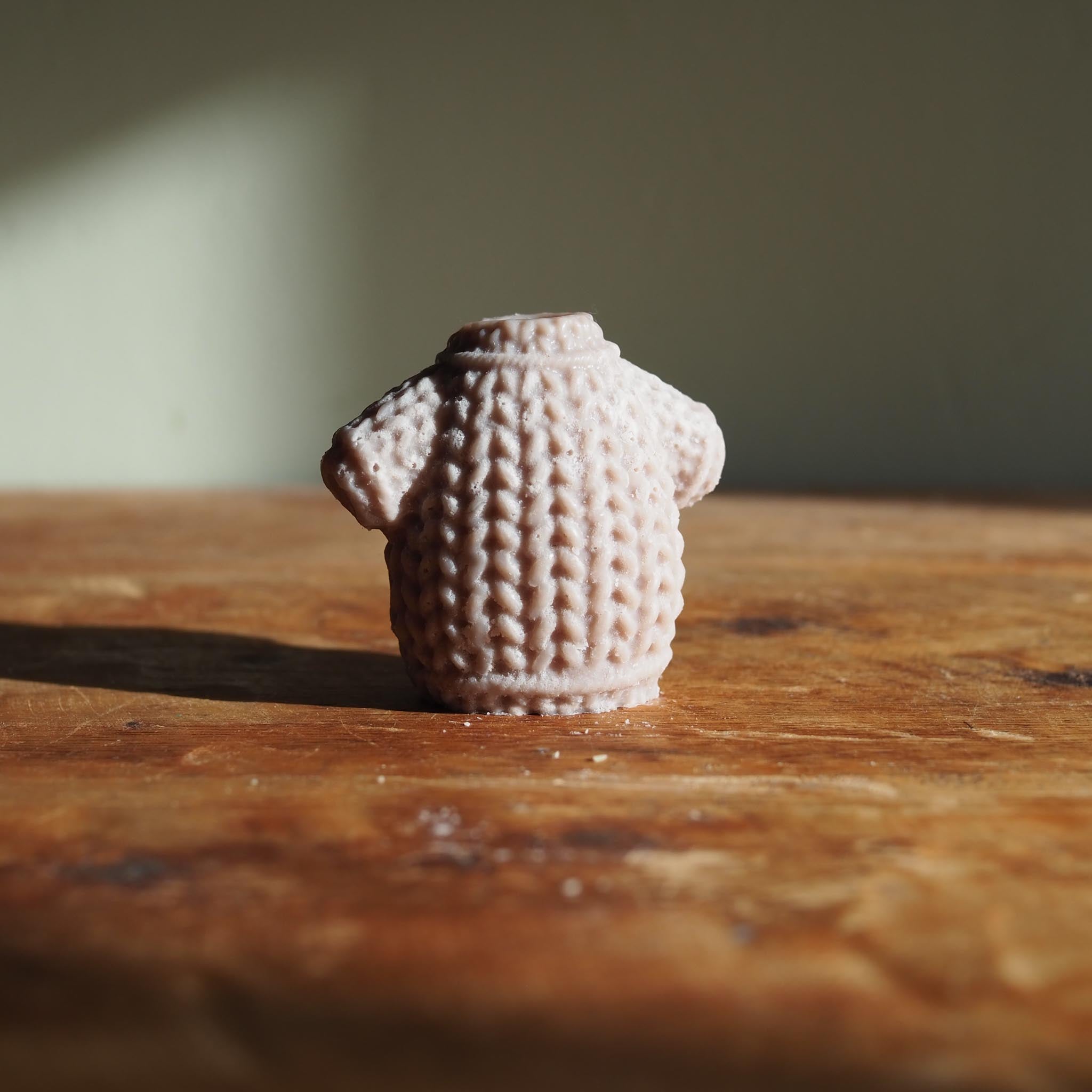 Whiskey at Nancy’s wax melt capturing the comforting aroma of aged whiskey and wood smoke from a traditional Irish pub by the coast.