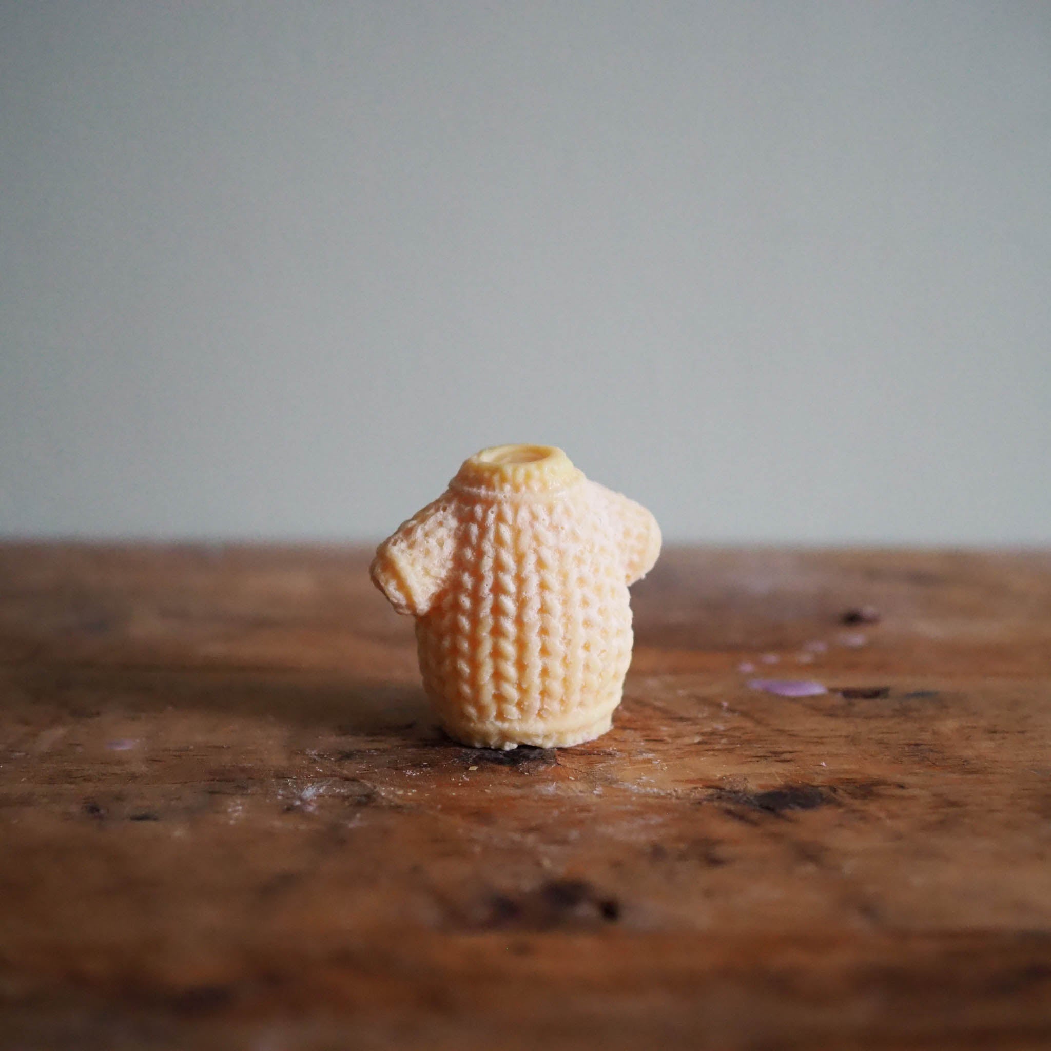 Hand-poured Irish wax melt inspired by wild gorse in bloom, with bright coconut and honeyed floral notes that signal spring across Ireland.