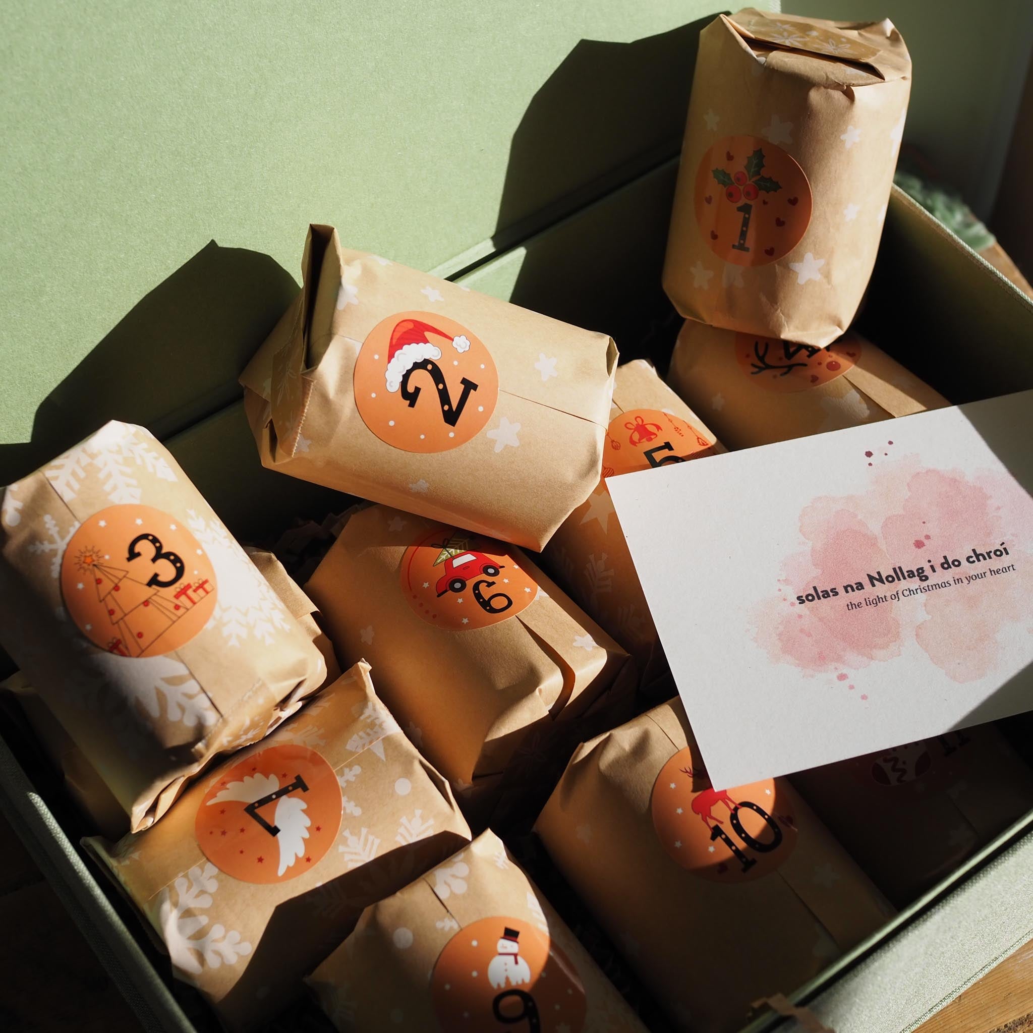 Eco-friendly Christmas candle gift box made from recycled cotton-covered cardboard